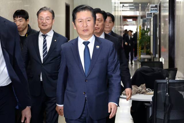 ▲더불어민주당 정청래 대표가 지난 10일 국회에서 조국혁신당과의 합당 논의를 주제로 비공개로 열린 의원총회를 마친 뒤 당 대표실을 향해 이동하고 있다. ⓒ연합뉴스