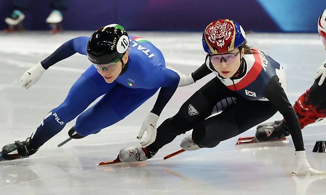 쇼트트랙 최민정이 16일(현지시간) 이탈리아 밀라노 아이스스케이팅 아레나에서 열린 2026 밀라노·코르티나담페초 동계올림픽 쇼트트랙 여자 1000m 준준결승에서 질주하고 있다. 뉴스1