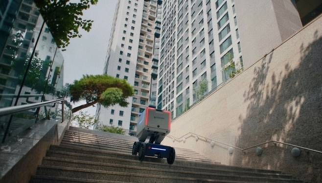 현대건설의 ‘실내외 통합 D2D(Door to Door) 자율주행 로봇 배송 서비스’의 모습. 현대건설 제공