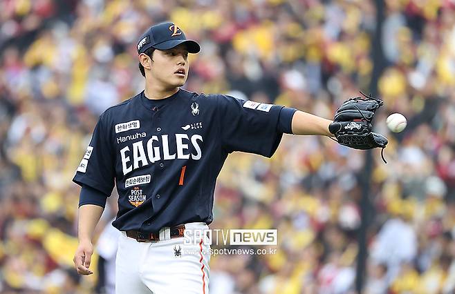 ▲ 문동주의 어깨 부상 소식은 처음부터 한화와 대표팀이 실시간으로 공유하고 있었고, 결국 6일 발표된 최종 명단에서 빠졌다. 검진 결과 어깨 염증으로 큰 문제는 아니지만, 일주일에서 열흘 정도는 회복 기간이 필요하다는 진단이었다. ⓒ곽혜미 기자