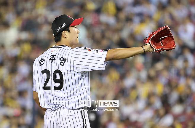 ▲ 대표팀 주축 선발들의 이탈 속에 부담감이 커질 것으로 보이는 손주영 ⓒ곽혜미 기자