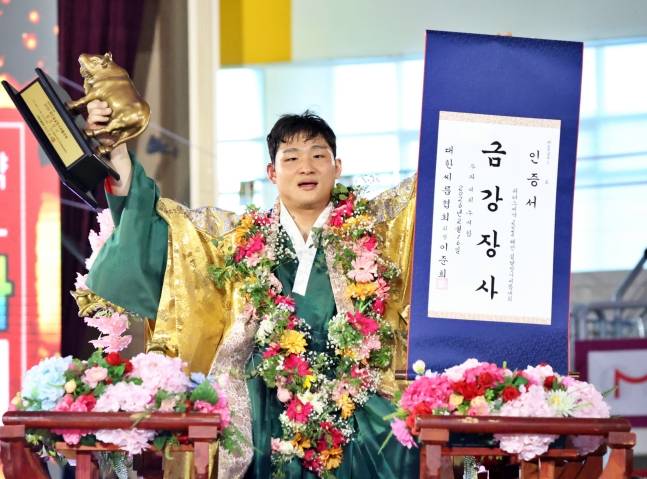 김기수가 16일 태안설날장사씨름대회에서 금강장사를 차지한 뒤 꽃가마에 올라 있다. /사진=대한씨름협회 제공