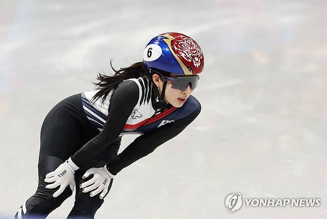 김길리 결승진출 (밀라노=연합뉴스) 신준희 기자 = 16일(현지시간) 이탈리아 밀라노 아이스스케이팅 아레나에서 열린 2026 밀라노-코르티나담페초 동계올림픽 쇼트트랙 여자 1000m 준결승.
김길리가 피니시라인을 통과하고 있다. 2026.2.16 hama@yna.co.kr