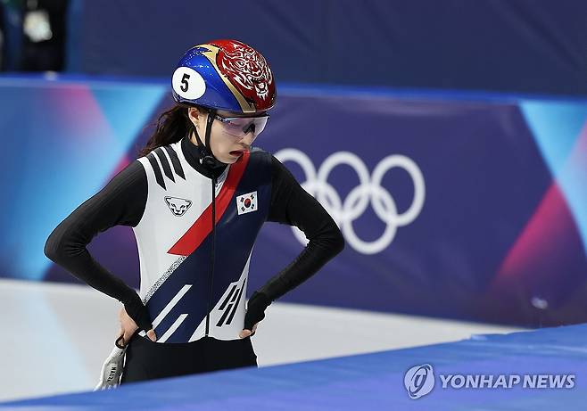 아쉬운 최민정 (밀라노=연합뉴스) 신준희 기자 = 16일(현지시간) 이탈리아 밀라노 아이스스케이팅 아레나에서 열린 2026 밀라노-코르티나담페초 동계올림픽 쇼트트랙 여자 1000m 준결승.
최민정이 경기를 마치고 아쉬운 듯한 표정을 짓고 있다. 2026.2.16 hama@yna.co.kr