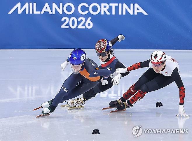 역주하는 김길리 (밀라노=연합뉴스) 류영석 기자 = 16일(현지시간) 이탈리아 밀라노 아이스스케이팅 아레나에서 열린 2026 밀라노-코르티나담페초 동계올림픽 쇼트트랙 여자 1000m 결승에서 김길리가 역주하고 있다. 2026.2.16 ondol@yna.co.kr