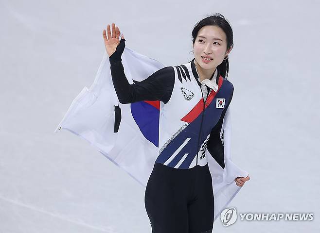 동메달 획득한 김길리 (밀라노=연합뉴스) 류영석 기자 = 16일(현지시간) 이탈리아 밀라노 아이스스케이팅 아레나에서 열린 2026 밀라노-코르티나담페초 동계올림픽 쇼트트랙 여자 1000m 결승에서 김길리가 3등으로 들어오며 동메달을 획득한 뒤 태극기를 두르고 트랙을 돌고 있다. 2026.2.16 ondol@yna.co.kr