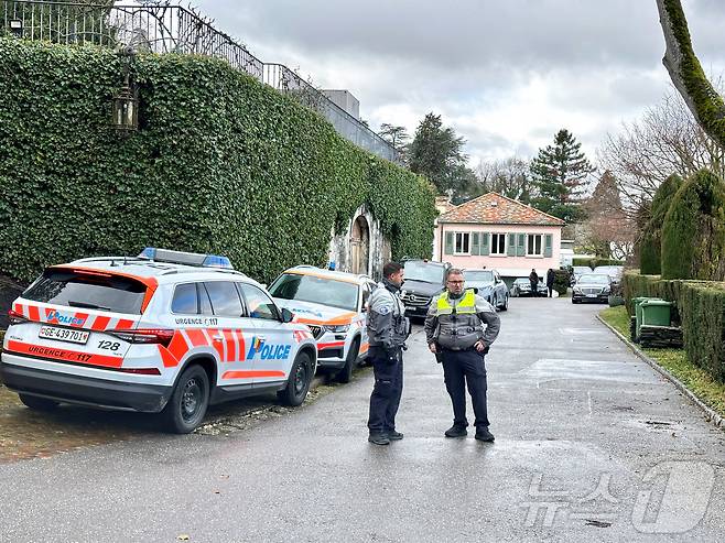 17일(현지시간) 미국과 이란의 핵 협상이 열리는 스위스 제네바주 콜로니의 유엔 주재 오만 대사관저 근처에서 경찰이 경계 근무를 서고 있다. 2026.02.17 ⓒ 로이터=뉴스1