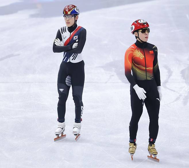 500m 예선 출전하는 임종언(왼쪽)과 린샤오쥔. 사진 | 밀라노=연합뉴스