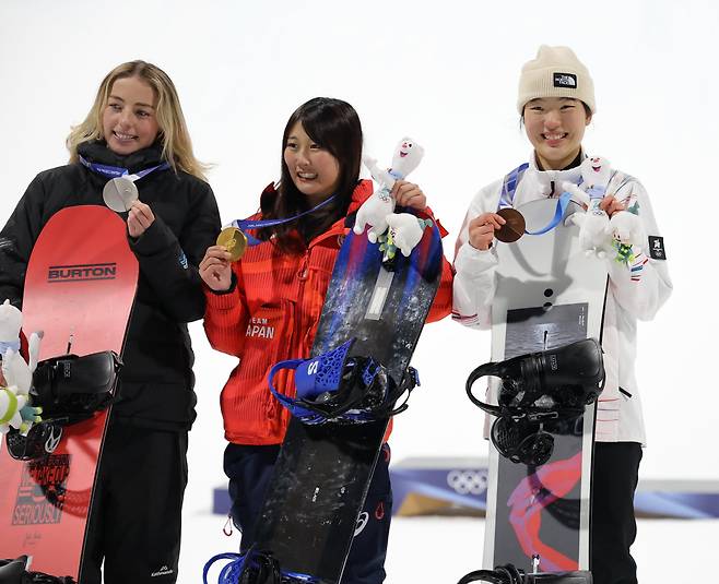 유승은 스노보드 빅에어 동메달
(리비뇨=연합뉴스) 류영석 기자 = 9일(현지시간) 이탈리아 리비뇨 스노파크에서 열린 2026 밀라노-코르티나담페초 동계올림픽 스노보드 여자 빅에어 시상식에서 동메달을 차지한 유승은이 금메달을 차지한 일본의 무라세 고코모, 은메달을 차지한 뉴질랜드의 조이 사도스키 시넛과 기념촬영을 하고 있다. 2026.2.10