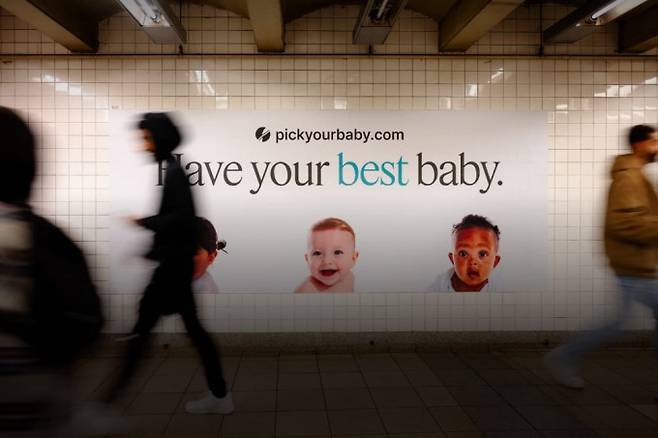 태어날 아기의 능력치 예측 서비스를 제공하는 미국의 생명공학 회사 뉴클레어스 지노믹스(Nucleus Genomics)는 “당신의 최고의 아기를 고르세요”라는 광고를 미국 뉴욕 지하철 전광판에 게시해 일각에서 비난을 받았다. Nucleus Genomics 제공