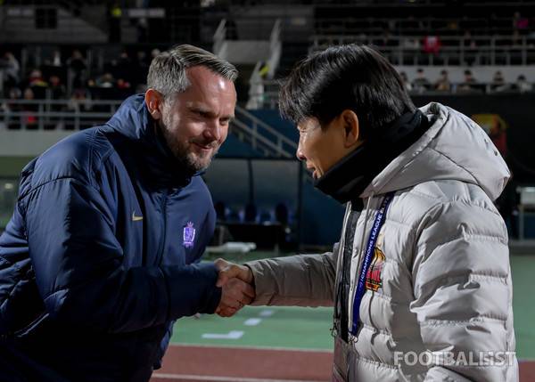 바르토슈 가울 산프레체히로시마 감독(왼쪽), 김기동 FC서울 감독. 서형권 기자