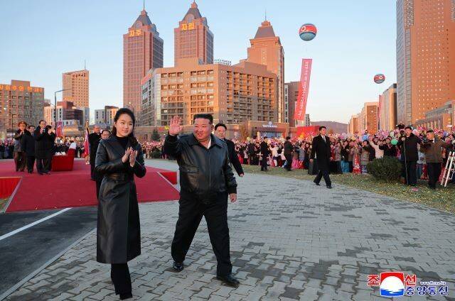김정은 조선노동당 총비서 겸 국무위원장이 16일 평양 “화성지구 4단계 1만 세대 살림집 준공식”에 참석해 “새 살림집을 배정받은 근로자들”을 만나 “앞으로 훌륭한 집에서 복락을 누리기를 바란다”고 말했다고 노동신문이 17일 1∼4면에 펄쳐 보도했다. 준공식엔 김정은 총비서의 딸인 김주애양도 동행했다. 조선중앙통신 연합뉴스