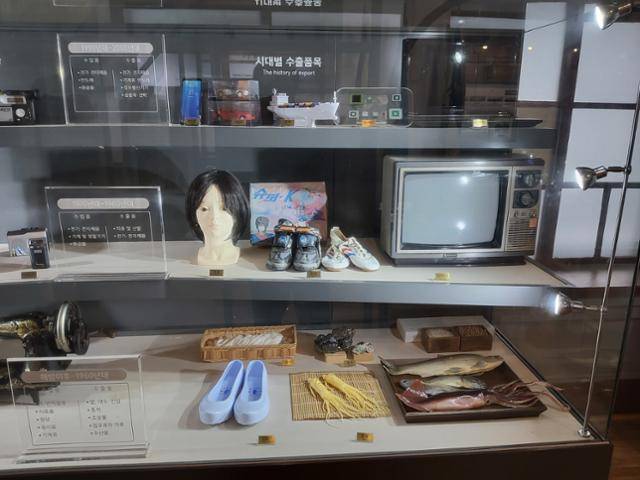 호남관세박물관으로 운영 중인 옛 군산세관 내부에 진열돼 있는 시대별 수출품 견본. 관세청 제공