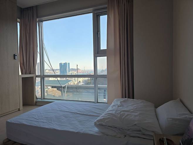 지난 4일 재개관한 이바구캠프 1인실 모습. 객실 내에서 바다 전망을 볼 수 있다. 사진 이은지 기자