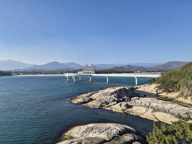 ▲ 고성군의 글로벌 브랜드로 기대되는 송지호 대섬 해양스카이워크가 상반기 개통을 앞두고 완성도 높이기에 한창이다.