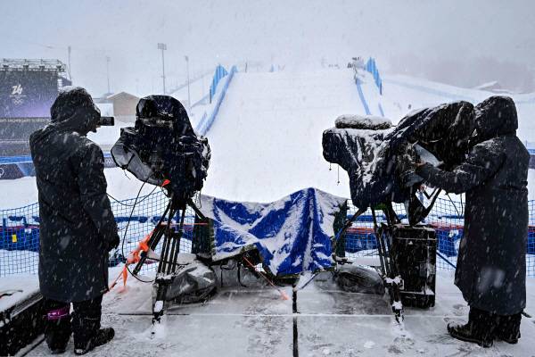2026 밀라노 코르티나담페초 동계올림픽 스노보드 여자 슬로프스타일 결선 경기가 폭설로 연기되자 중계를 위한 방송카메라를 정비하고 있다. 연합뉴스