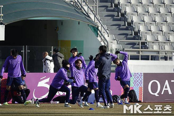 몸을 풀고 있는 히로시마 선수들. 사진=이근승 기자