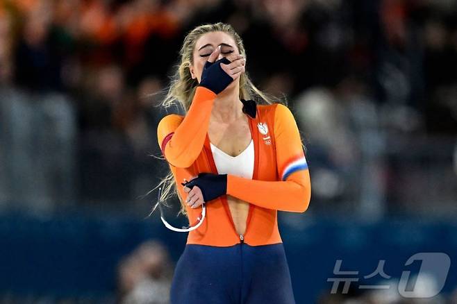 2026 밀라노·코르티나담페초 동계 올림픽 스피드스케이팅 여자 1000m 우승 후 눈물을 흘리는 유타 레이르담.ⓒ AFP=뉴스1