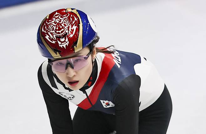 쇼트트랙 최민정이 16일(현지 시간) 이탈리아 밀라노 아이스 스케이팅 아레나에서 열린 2026 밀라노·코르티나 담페초 동계올림픽 쇼트트랙 여자 1000m 준결승에서 숨을 돌리고 있다. 뉴시스