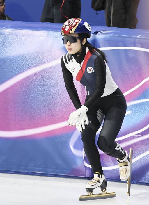 쇼트트랙 김길리가 16일(현지 시간) 이탈리아 밀라노 아이스 스케이팅 아레나에서 열린 2026 밀라노·코르티나 담페초 동계올림픽 쇼트트랙 여자 1000m 준결승에서 넘어지고 있다. 뉴시스