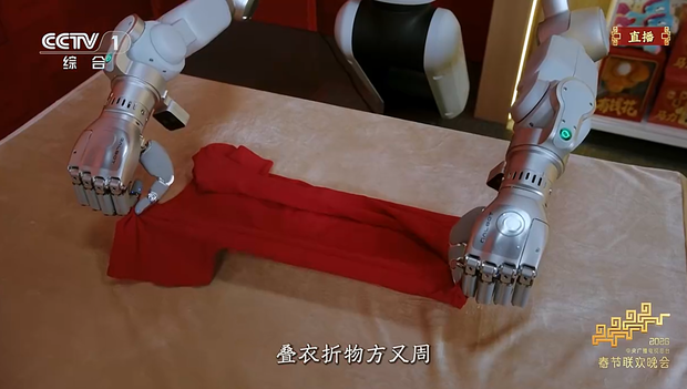 갤봇의 ‘G1’이 옷을 개는 모습. CCTV 캡처