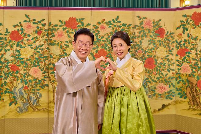 이재명 대통령과 김혜경 여사가 17일 한복차림으로 국민에게 새해 인사를 전하며 포즈를 취하고 있다. ⓒ연합뉴스