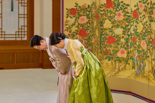 이재명 대통령과 김혜경 여사가 17일 한복차림으로 국민에게 허리를 숙여 새해 인사를 하고 있다. ⓒ연합뉴스