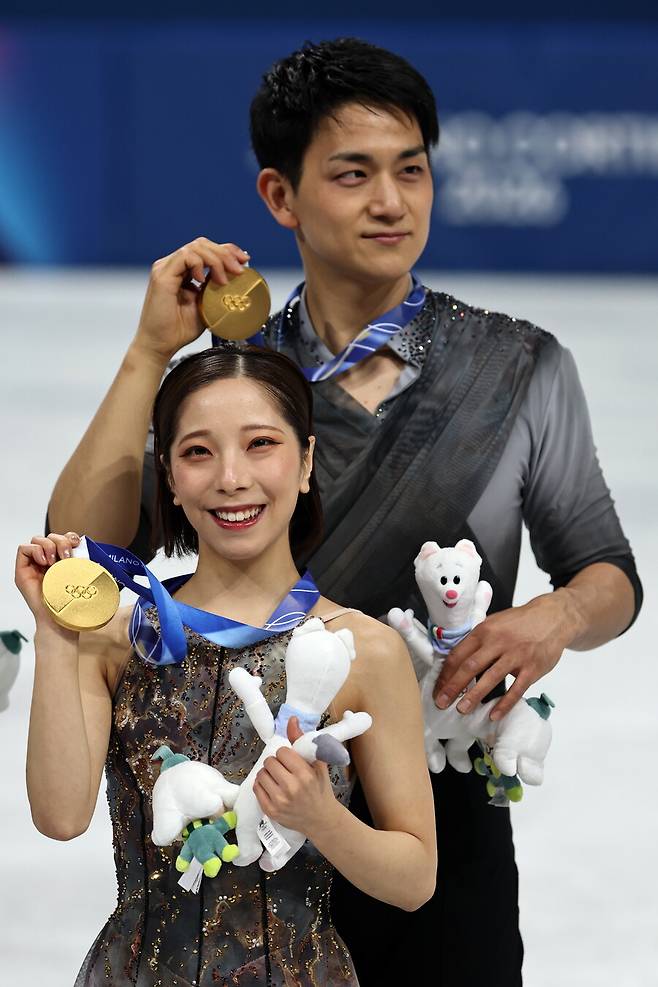 ▲ 이탈리아 밀라노 아이스 스케이팅 아레나에 열린 2026 밀라노-코르티나 동계올림픽 피겨 스케이팅 페어 프리스케이팅에 미우라 리쿠, 키하라 류이치 조가 출전했다. 이들은 프리스케이팅에서 158.13점을 기록하며 자신들의 최고 기록이자 세계 역대 최고점을 경신했다. 금메달이 확정된 후 눈물을 펑펑 흘리며 오열했다. NHK 인터뷰어 다카하시도 눈물이 이들의 ‘역전 드라마’를 축하했다 ⓒ연합뉴스