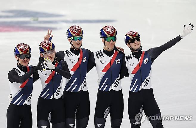 분위기 좋은 쇼트트랙 (밀라노=연합뉴스) 신준희 기자 = 2026 밀라노-코르티나담페초 동계올림픽 개막을 이틀 앞둔 4일(현지시간) 밀라노 아이스스케이팅 아레나에서 훈련을 마친 한국 남자 쇼트트랙 선수들이 기념사진을 찍고 있다.
왼쪽부터 이정민, 임종언, 이준서, 황대헌, 신동민. 2026.2.4 hama@yna.co.kr