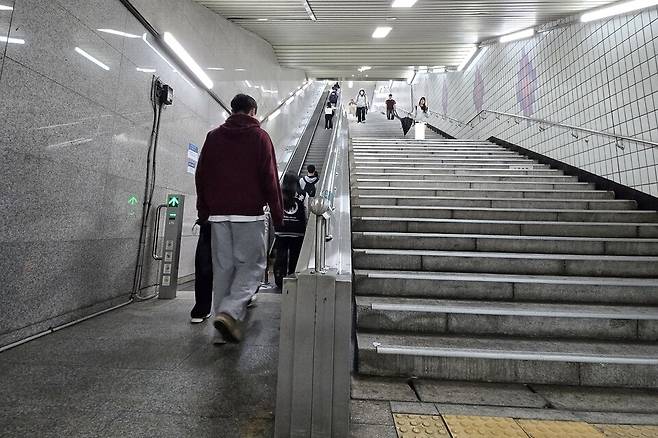 ▲ 수인·분당선 가천대역 1번 출구 하향 에스컬레이터가 설치되지 않아 학생들과 시민들이 지하철을 타기 위해 가파른 계단(오른쪽)으로 내려오고 있다. 왼쪽은 출구 상향 에스컬레이터.