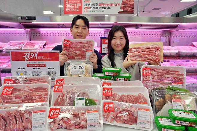 서울 송파구에 위치한 롯데마트 제타플렉스 잠실점 축산 코너에서 모델들이 롯데마트 수입 돼지고기 행사 '끝돼 DAY'를 홍보하고 있다.
