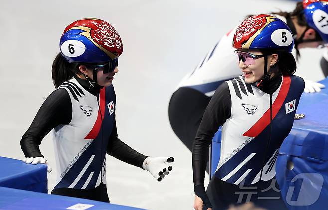 쇼트트랙 최민정이 14일(현지시간) 이탈리아 밀라노 아이스 스케이팅 아레나에서 열린 2026 밀라노·코르티나담페초 동계올림픽 쇼트트랙 여자 3000m 계주 준결승에서 1위로 결승선을 통과한 김길리와 기쁨을 나누고 있다. 2026.2.15 ⓒ 뉴스1 김진환 기자