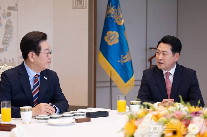 이재명 대통령이 지난해 9월 8일 서울 용산 대통령실 청사에서 열린 여야 지도부 오찬 회동에서 장동혁 국민의힘 대표의 발언을 듣고 있다. (대통령실 제공. 재판매 및 DB 금지) 2025.9.8 ⓒ 뉴스1 이재명 기자