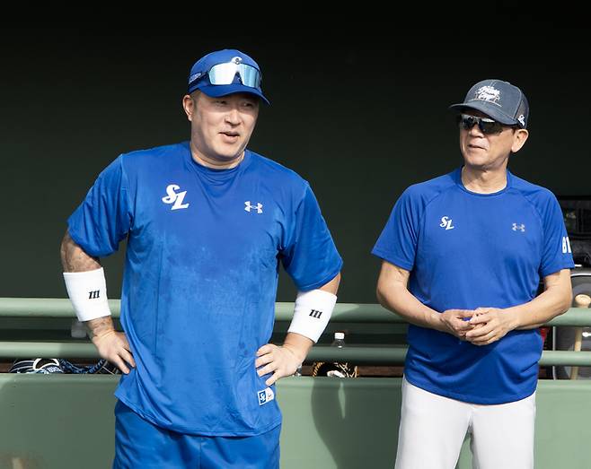 삼성 최형우(왼쪽)가 25일 2026 괌 스프링캠프 공식 훈련 시작에 앞서 열린 미팅에서 선수들에게 인사하고 있다. 사진 | 삼성 라이온즈