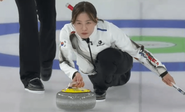 18일(현지시간) 이탈리아 코르티나담페초 컬링 올림픽 스타디움에서 열린 2026 밀라노ㆍ코르티나담페초 동계올림픽 컬링 여자 라운드로빈 한국과 스웨덴의 경기에서 한국 대표팀이 강력한 금메달 후보 스웨덴을 8대 3으로 완파하며 존재감을 각인시켰다. /사진=라이브캡처