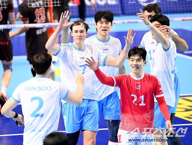 일 인천계양체육관에서 열린 v리그 남자부 대한항공과 OK저축은행의 경기, 대한항공 이든이 득점을 성공한 후 기쁨을 나누고 있다. 인천=허상욱 기자wook@sportschosun.com/2026.02.18/