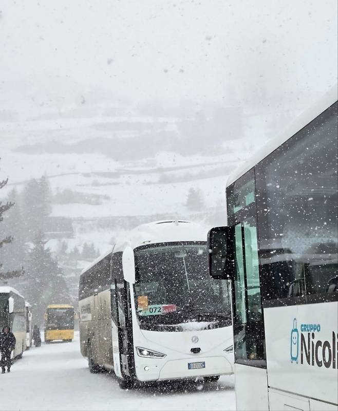 17일 밀라노 코르티나 올림픽 스노보드 여자 슬로프스타일 결선이 열릴 예정이던 이탈리아 리비뇨 인근에 폭설이 내리는 모습. 눈이 심하게 쌓여 버스까지 운행을 멈추고 비상 정차했다. /이태동 기자
