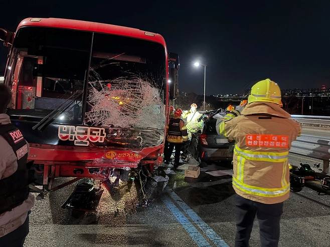 지난 15일 오후 9시 39분쯤 대전 대덕구 와동 대전천변도시고속화도로(세종방향)에서 역주행한 승용차가 BRT버스와 충돌해 소방당국이 구조하고 있는 모습. 대전소방본부