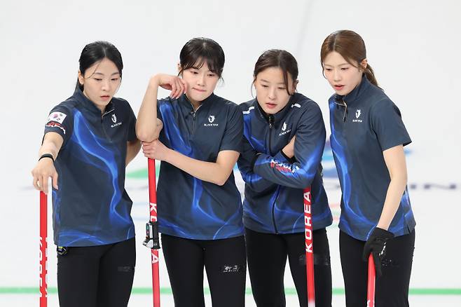 <yonhap photo-0455=""> 고민에 빠진 5G (코르티나담페초=연합뉴스) 서대연 기자 = 17일(현지시간) 이탈리아 코르티나담페초 컬링 올림픽 스타디움에서 열린 2026 밀라노ㆍ코르티나담페초 동계올림픽 컬링 여자 라운드로빈 한국과 스위스의 경기에서 한국 대표팀 선수들이 다 함께 샷 전략을 고민하고 있다. 2026.2.18 dwise@yna.co.kr/2026-02-18 01:21:47/ <저작권자 ⓒ 1980~2026 ㈜연합뉴스. 무단 전재 재배포 금지, AI 학습 및 활용 금지></yonhap>