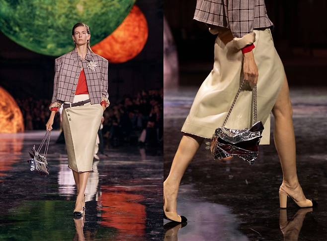 형태를 자유롭게 변형한 가방을 선보인 샤넬의 2026 봄여름 컬렉션 쇼 무대. 단정하게 잠겼던 이중 플랩을 열어 안이 보이는 백을 든 모습은 새로운 럭셔리 문법을 제시한다. 사진 샤넬