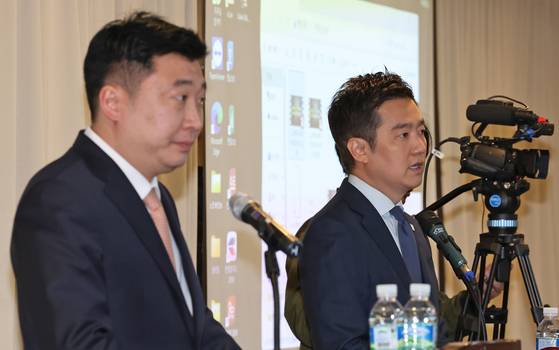 유튜브 가로세로연구소 채널 운영자 김세의(오른쪽)씨와 故 김새론 유족 법률대리인 부지석 변호사가 지난해 5월 7일 오후 김수현 배우 관련 기자회견을 하고 있다. 뉴스1