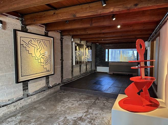 한옥적 모티브를 최대한 살린 김수근 건축가의 철학을 엿볼 수 있는 공간에 위치한 키스 해링의 작품들 / 사진. ⓒ김현정