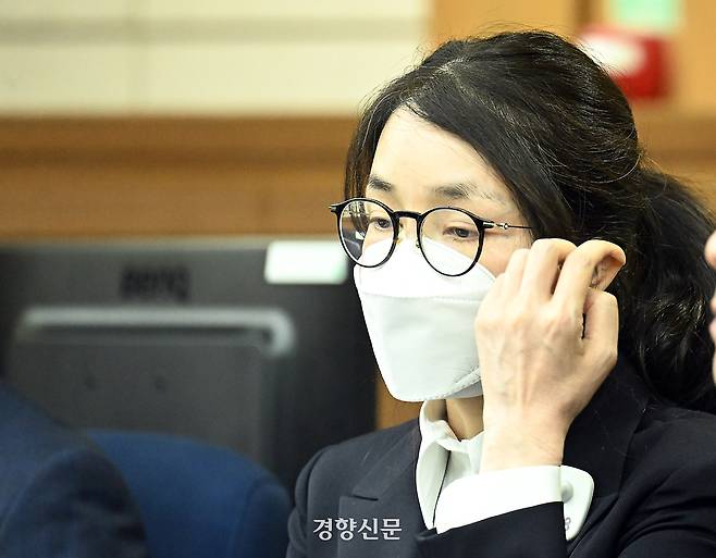 도이치모터스 주가조작 혐의와 통일교 금품수수 의혹 등으로 구속기소된 김건희 여사의 첫 재판이 열린 지난해 9월24일 김 여사가 법정에 입정해 재판을 기다리고 있다. 사진공동취재단