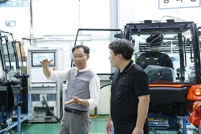 삼성전자 스마트공장 전문위원이 농기계 제조업체 위제스를 찾아 스마트공장 컨설팅을 진행하고 있다. 삼성전자