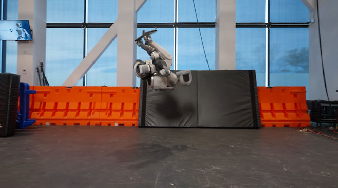 아틀라스가 백 텀블링을 하는 모습. (현대차그룹 제공)