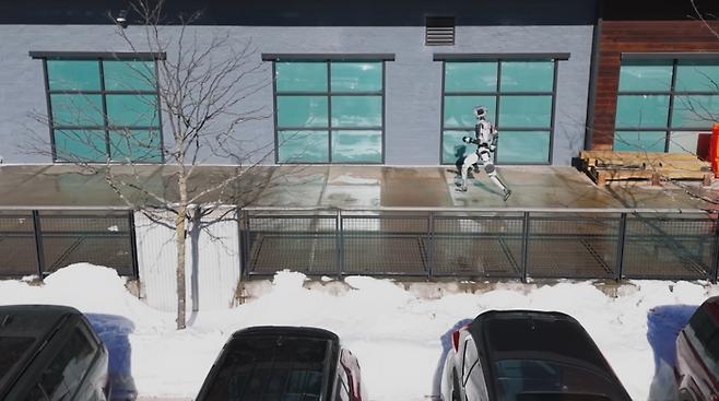 빙판 길을 달리는 아틀라스. (현대차그룹 제공)