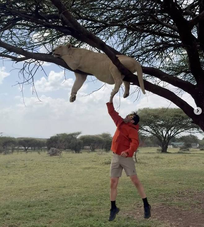 방송인 노홍철이 약 취한 사자와 찍은 사진을 두고 논란이 확산되고 있다./사진=노홍철 SNS(소셜네트워크서비스)