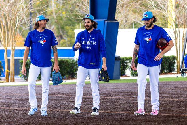 토론토 코디 폰세(오른쪽)가 케빈 가우스먼, 딜린 시즈와 함께 움직이고 있다. /토론토 블루제이스 SNS