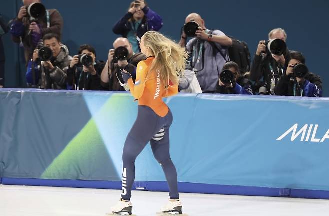 스피드스케이팅 여자 1000m 금메달리스트 네덜란드 유타 레이르담이 9일(현지 시간) 이탈리아 밀라노 스피드스케이팅 여자 1000m 아레나에서 열린 2026 밀라노·코르티나 담페초 동계올림픽 스피드스케이팅 여자 1000m 경기에서 금메달을 차지한 뒤 기뻐하고 있다. 뉴시스