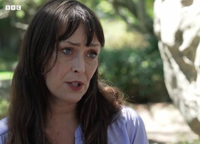 엡스타인 인신매매 피해를 주장하는 줄리엣 브라이언트가 BBC 인터뷰에서 당시 상황을 설명하고 있다. BBC 방송 화면 캡처